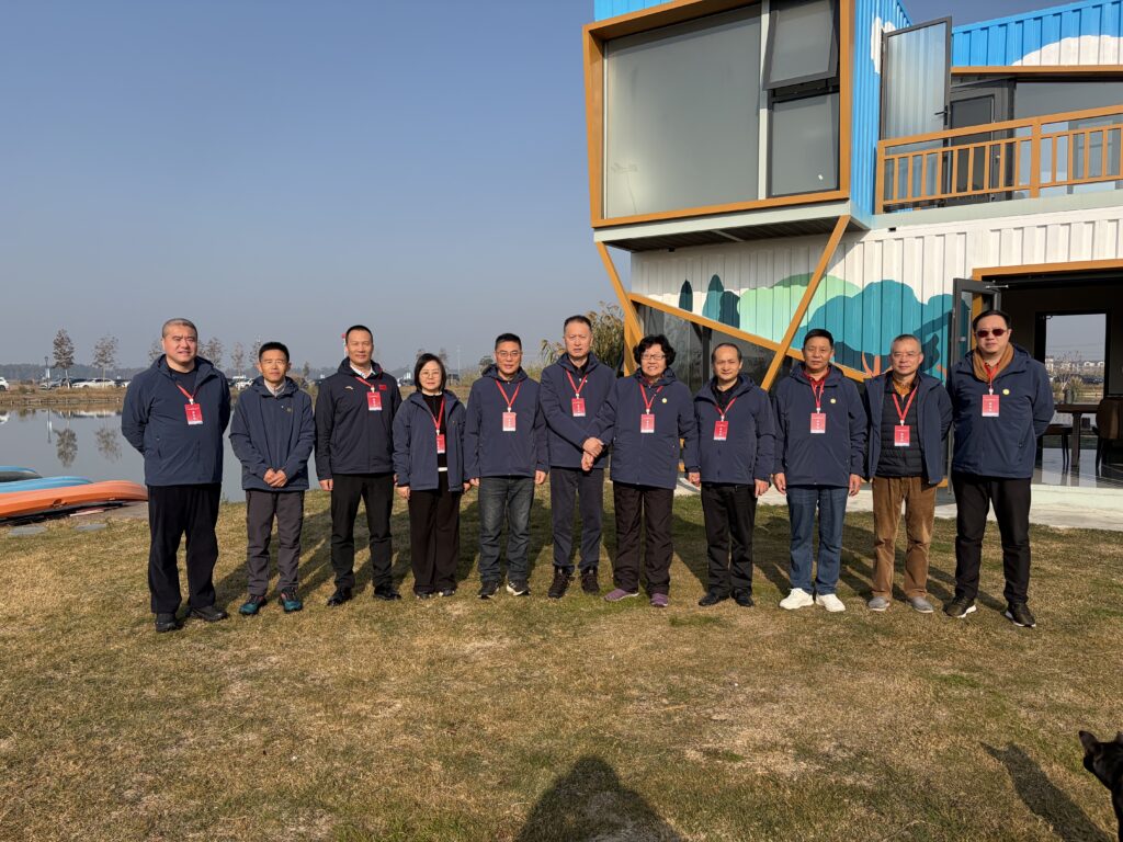 从左到右:1:浙江省钓鱼协会秘书长 钱斌 2:省总工会宣传教育和网络工作部四级调研员省职工文体协会副秘书长 陈战 3:江苏省职工文化体育协会副会长、秘书长 董明伟 4:北京外交人员综合服务有限公司总经理 王伟 5:中国职工文化体育协会副会长 崔志民 6:全国总工会原副主席、书记处书记 倪豪梅 7:江苏省总工会副主席 臧铁柱 8:中国职工文体协会垂钓分会副主席 吴鹏 9:江苏省职工文化体育协会副秘书长 王伟 10: 中国职工文体协会垂钓分会副主席 吴泰伯